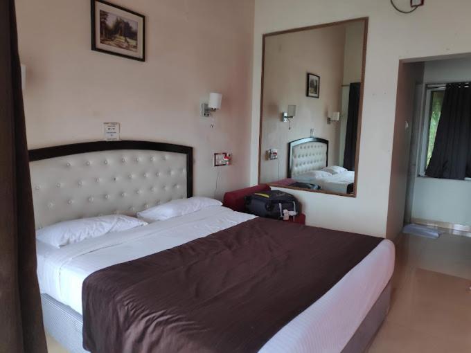 Whispering Woods Resort Lonavala Eksteriør billede